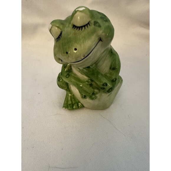Ganz Pair Of Green Frog Salt Pepper Shakers Holders Eyes Closed Cuddling CUTE - Picture 5 of 7